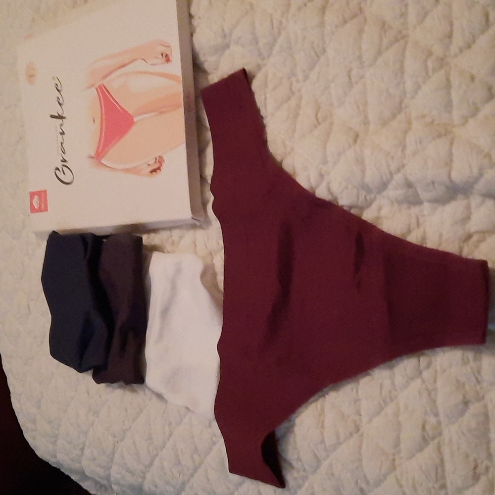 New Grankee women Thongs.  4 each.